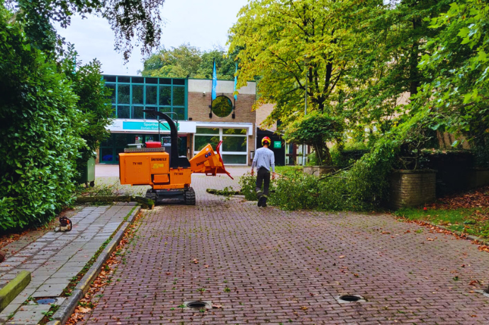 boomverzorger ruimt op na storm